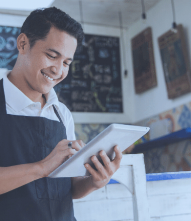 foto-de-homem-com-tablet-na-mao-diante-de-seu-restaurante-recem-comprado-representando-o-ato-de-comprar-um-restaurante