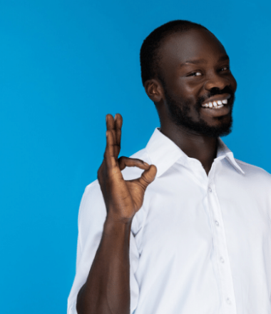 foto-de-homem-em-fundo-azul-fazendo-sinal-positivo-com-a-mao-demonstrando-como-encontrar-um-bom-negocio