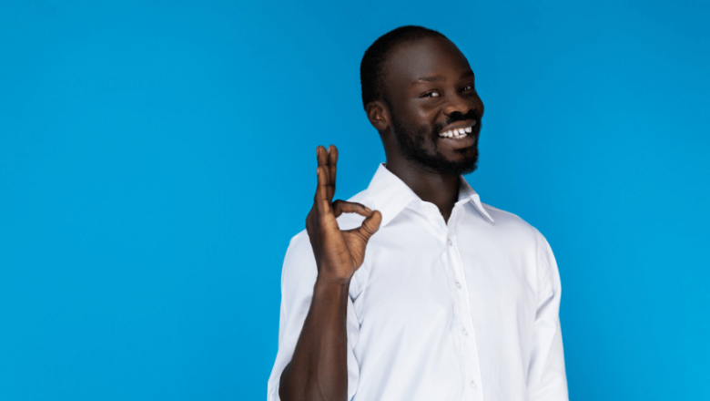 foto-de-homem-em-fundo-azul-fazendo-sinal-positivo-com-a-mao-demonstrando-como-encontrar-um-bom-negocio