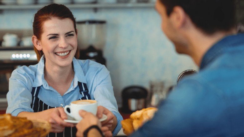 foto-de-garconete-entregando-cafe-para-o-cliente-para-representar-o-mercado-de-restaurantes