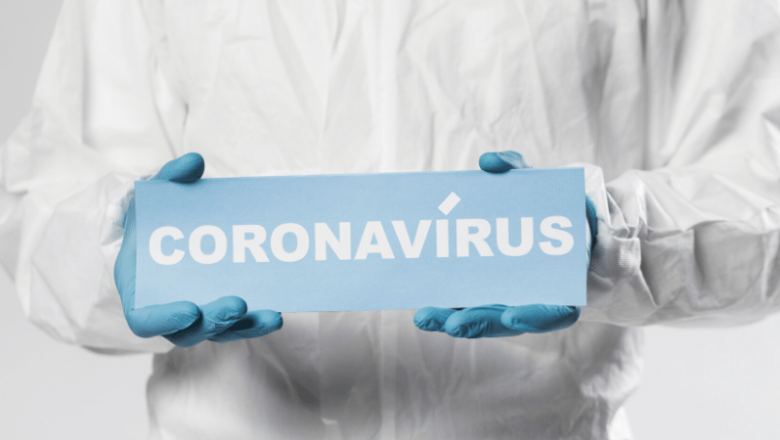 foto-de-pessoa-com-luva-jaleco-e-placa-na-mao-escrita-coronavirus-para-ilustrar-artigo-sobre-impactos-do-coronavirus-nas-micro-e-pequenas-empresas