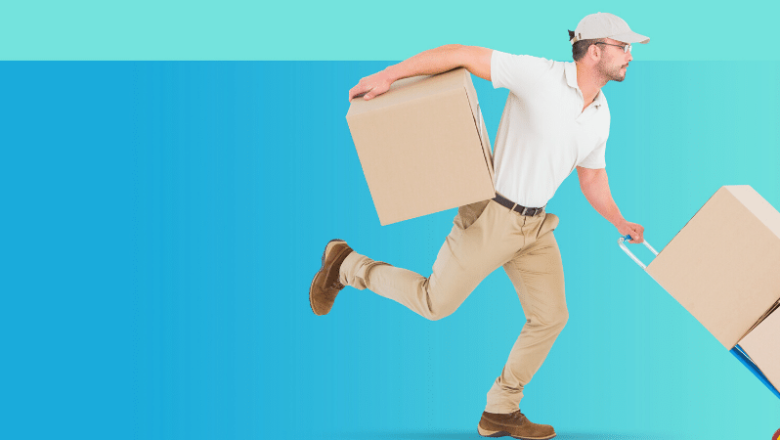 foto-de-homem-em-fundo-azul-fazendo-entregas-de-delivery