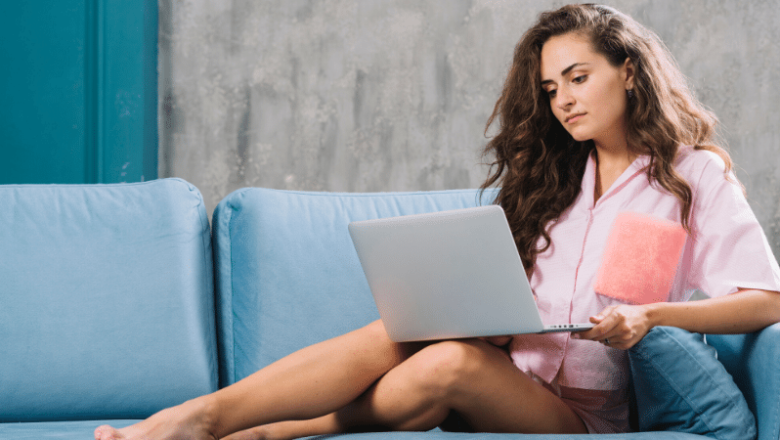 foto-de-mulher-usando-o-computador-sentada-no-sofa-para-ilustrar-o-home-office