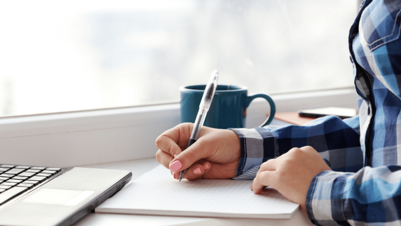 foto-de-homem-usando-o-computador-e-fazendo-anotacoes-para-ilustrar-artigo-sobre-o-home-office-produtivo