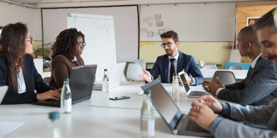 Como comunicar a venda da empresa aos funcionários?