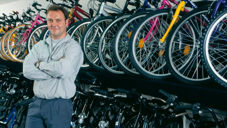 foto-de-homem-diante-de-loja-de-bicicletas-para-ilustrar-artigo-sobre-o-mercado